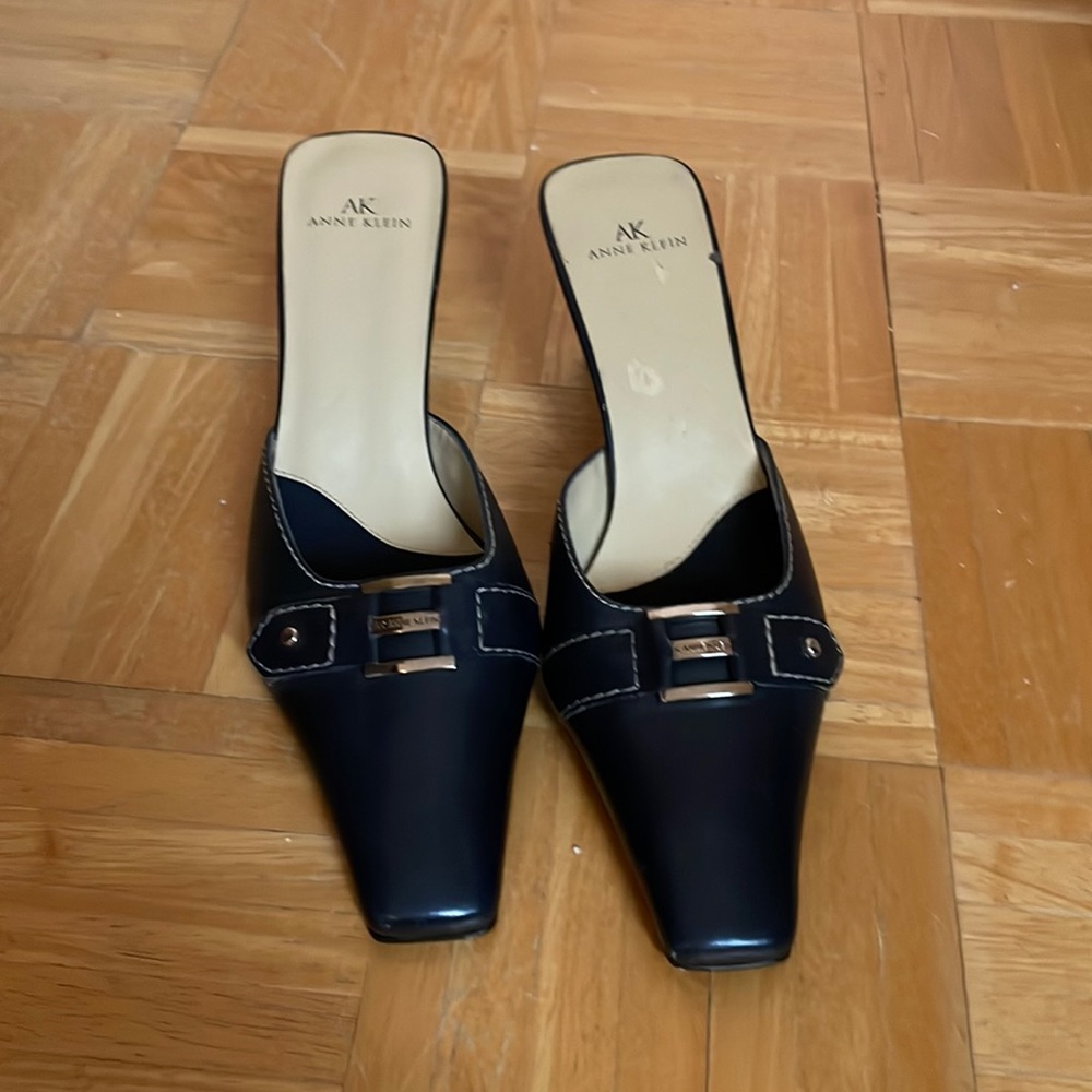Anne Klein women’s heeled black shoes. Size 8 1/2